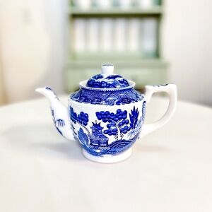 Vintage Blue Willow Tea Pot 🫖